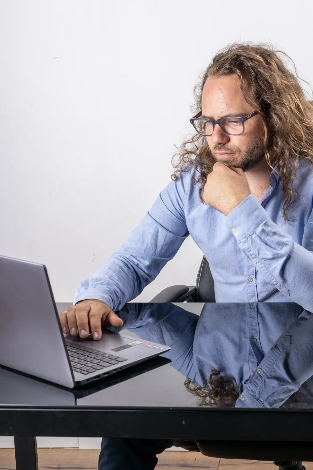 Sébastien Torre, conseiller en gestion de patrimoine à Aix-en-Provence, concentré sur l'analyse d'un dossier client